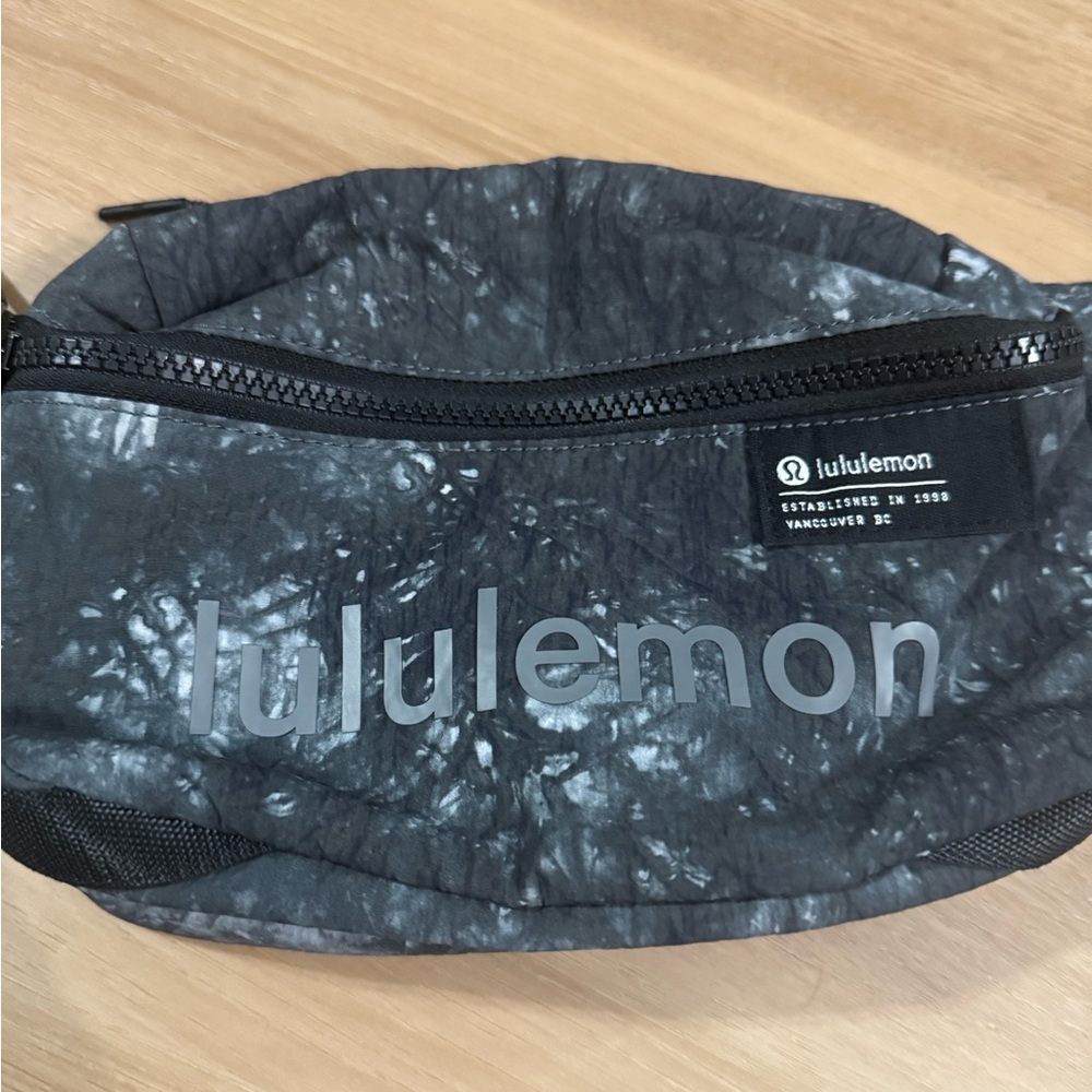 Lululemon clean lines belt bag